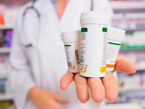 Farmacia Zabala persona mostrando medicamento